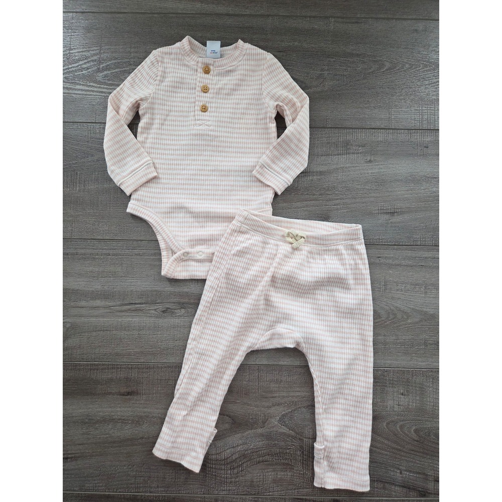 Old navy baby girl outfit size 3-6 mos